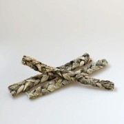 Sanadog Cod Skins Braided plecione pałeczki ze skóry dorsza dla psa widok przekąsek 250g