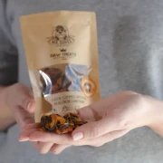 Mr. Bones Raw Treats Green Lipped Mussel — suszone kawałki małża zielonowargowego Perna canaliculus, przysmak dla psa na stawy 45 g