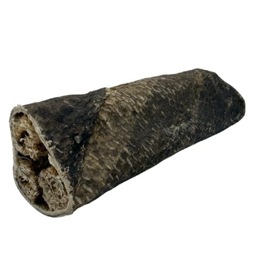 Sanadog Cod Stick pałeczka z dorsza owinięta skórą dorsza gryzak dla psa 1 szt ok 12 cm — widok całości z łuskami.jpeg